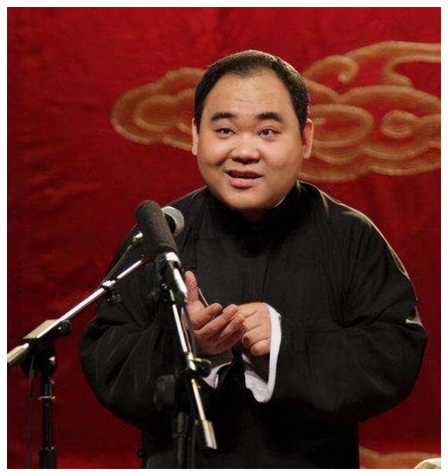 侯震|替老郭讽刺退社叛徒，沉迷游戏忘记报幕，侯震在德云社到底啥地位