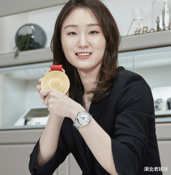 崔敏静|崔敏静笑了！冬奥冠军喜获800万名表，还有大批韩综等她登场