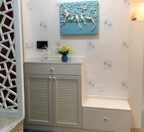 老婆在阳台上装了个小鞋柜，发到业主群里，如今门槛都快被踏破了