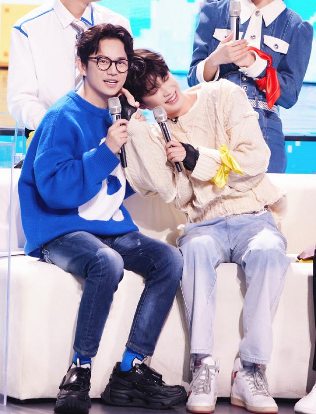 何炅|黄明昊参加《你好星期六》算是“衣锦还乡”，何炅把他“宠上天”