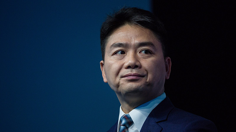 刘强东|刘强东已回国，现身首都机场！知情人士：孩子出生后立即回国！