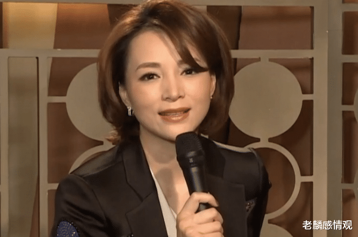 主持人|何炅高情商救场,倪萍4张白纸读出经典,主持人神救场有多厉害?