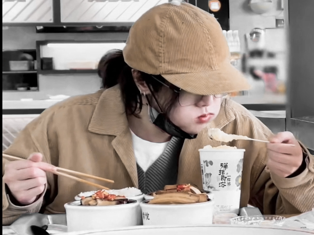 华晨宇|华晨宇最新吃播掉落，网友戏称为《这个时代不能没有华晨宇》续集