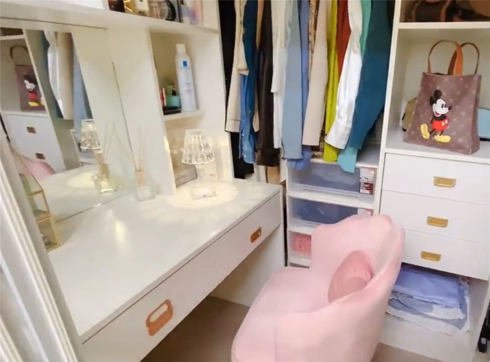 姑娘买下28㎡小家,利用2米9层高做夹层卧室,一个人住也太爽了