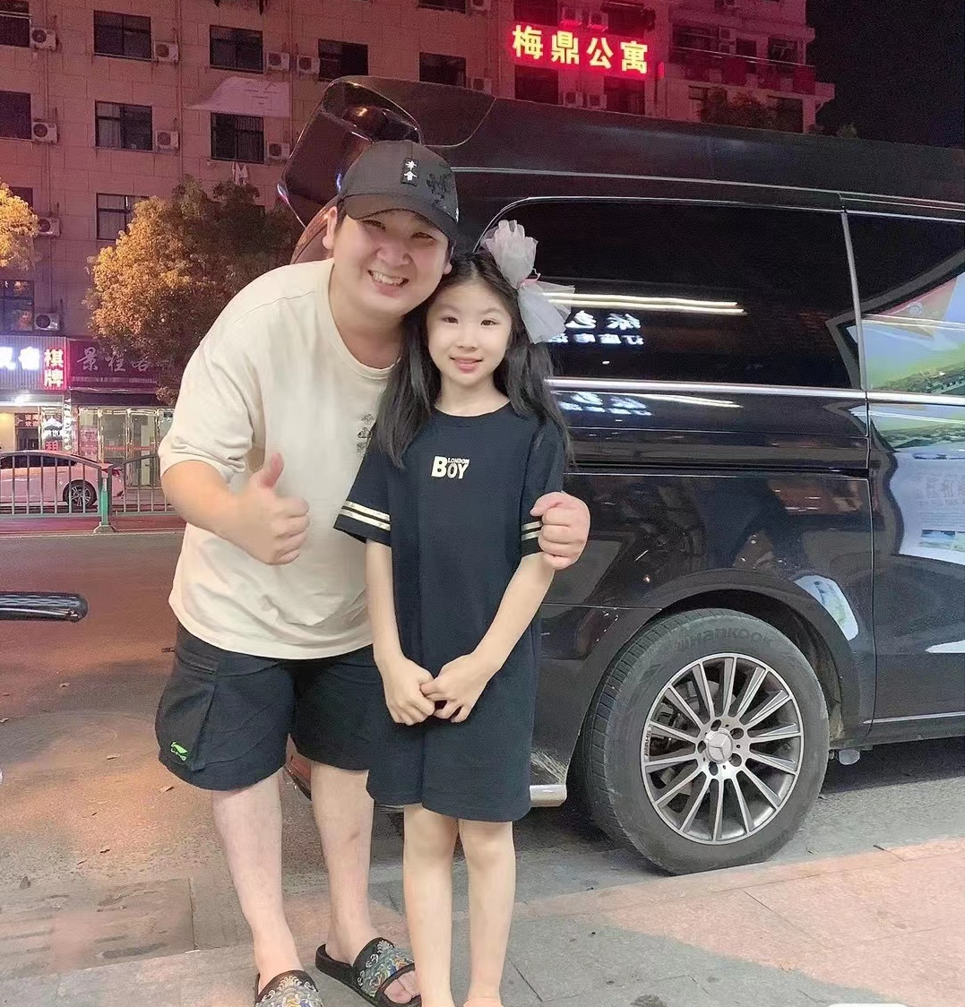 陈佩斯|老戏骨聚会！张晨光自行车赴约接地气，陈佩斯穿几十元平价上衣