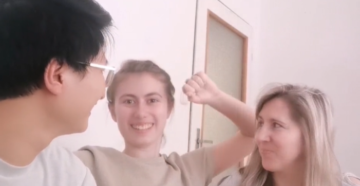 山西小伙携乌克兰妻子回国,丈母娘一同前来,到中国后安全感十足
