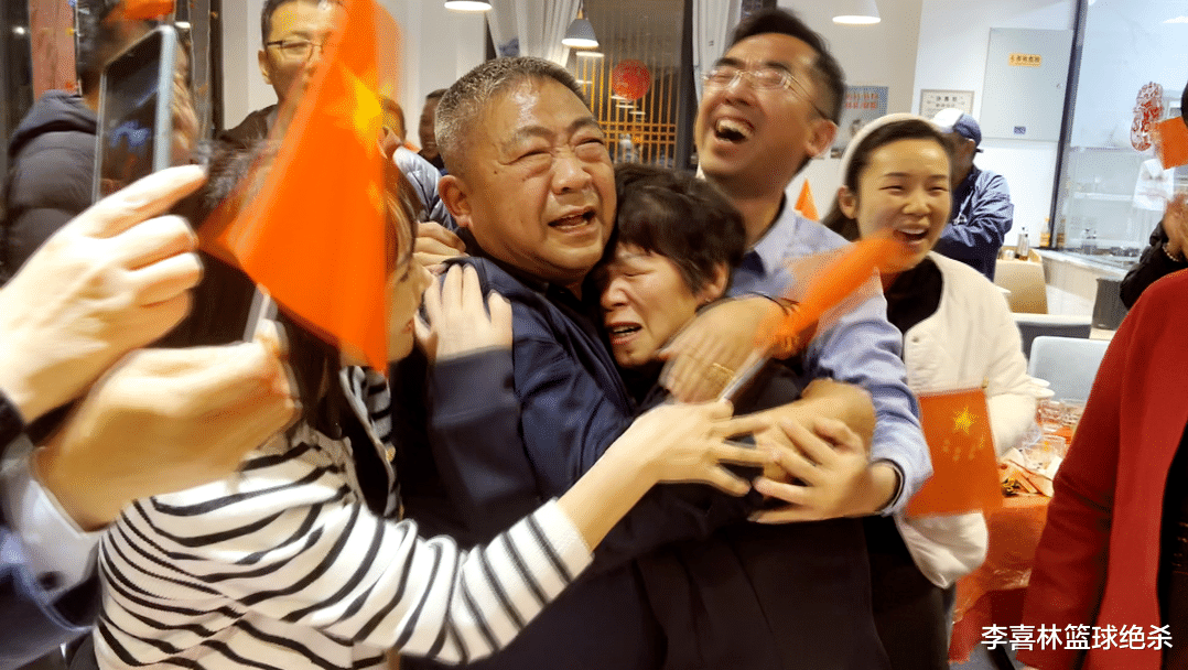 韩聪|泪目！韩聪爸妈饺子馆庆祝+高唱国歌，韩妈妈短信：文静！爱你