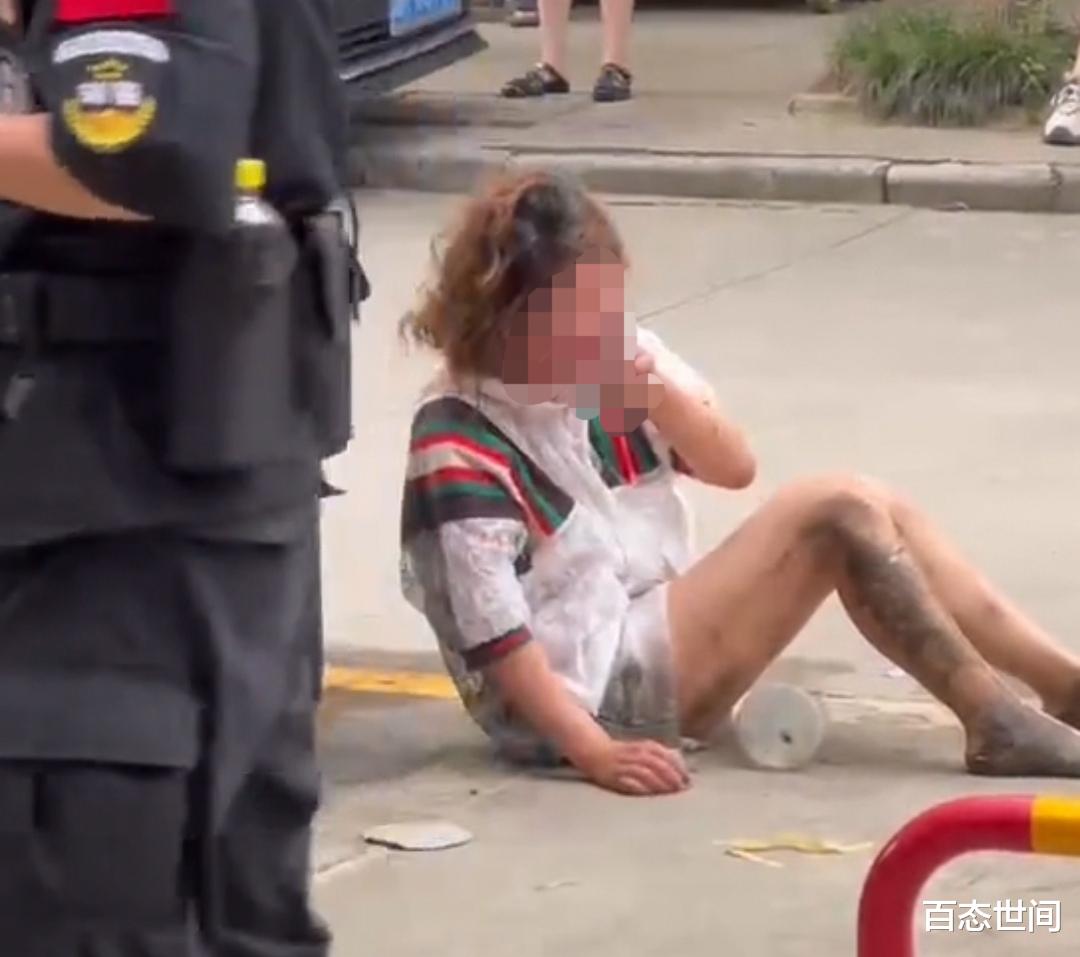 桐乡一男子当街殴打女子,把女子往垃圾桶里装,自称被女子骗了钱