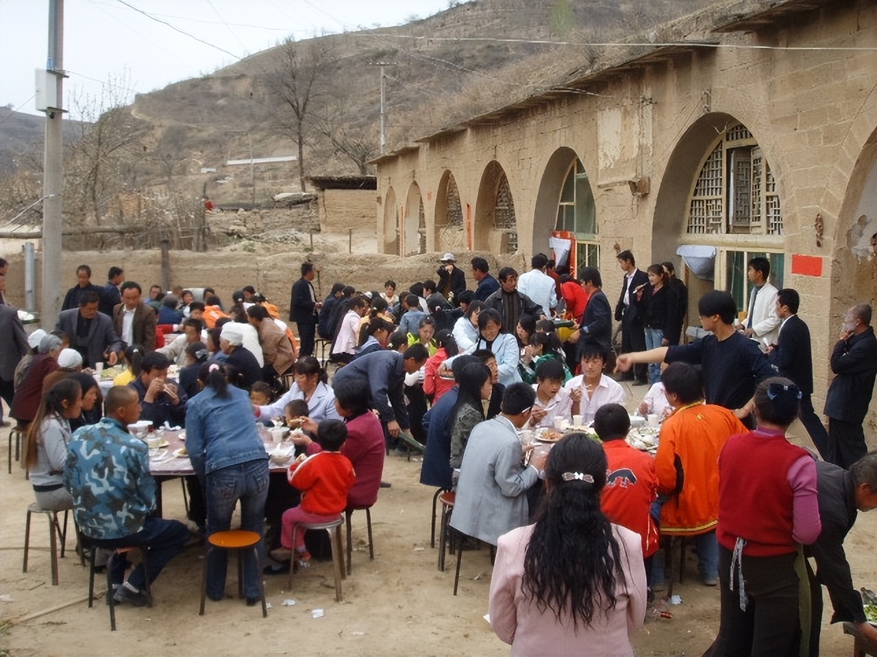 城里人参加乡村宴席，切记别问3句话，不然得罪人而你却蒙在鼓里