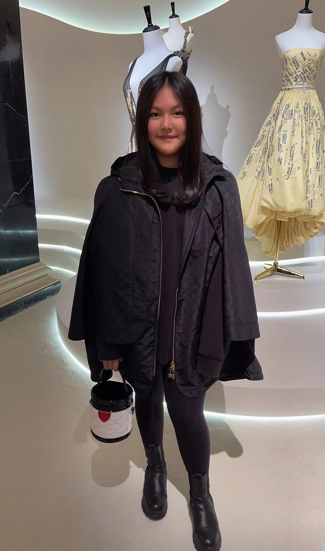 王诗龄|李湘带王诗龄去高端会场！母女浑身珠宝奢侈品，暴瘦变美越长越像