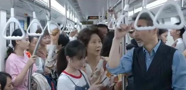 冯晓琴|《心居》这一对老姑嫂明争暗斗?虚荣攀比入骨,冯晓琴都望尘莫及