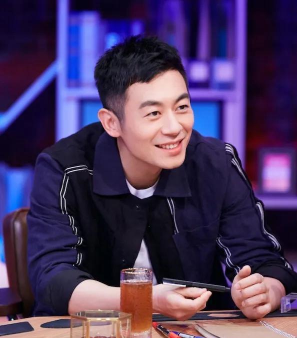 朱亚文|朱亚文人设崩塌!双手环抱星女郎为其庆生,厌恶女生大幅度夹菜