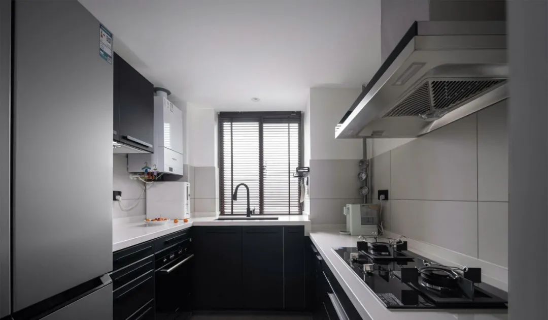 眼前一亮！从单调到质感的黑白配，这个90后的家百看不厌