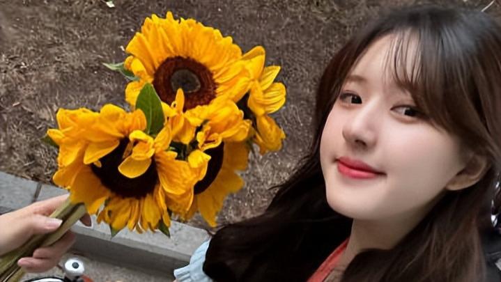 赵露思|赵露思被曝让助理为其穿鞋，好友出面为其说话，有网友晒图力挺！