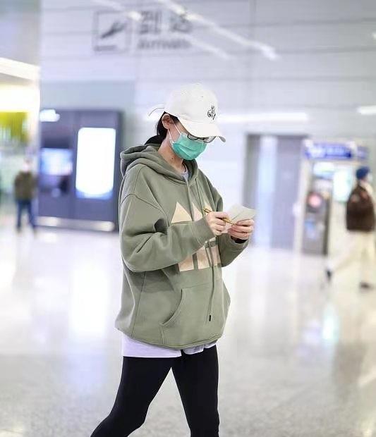 苗苗|郑恺女儿长得好像妈!一家三口走机场,苗苗穿健美裤肌肉腿好精致