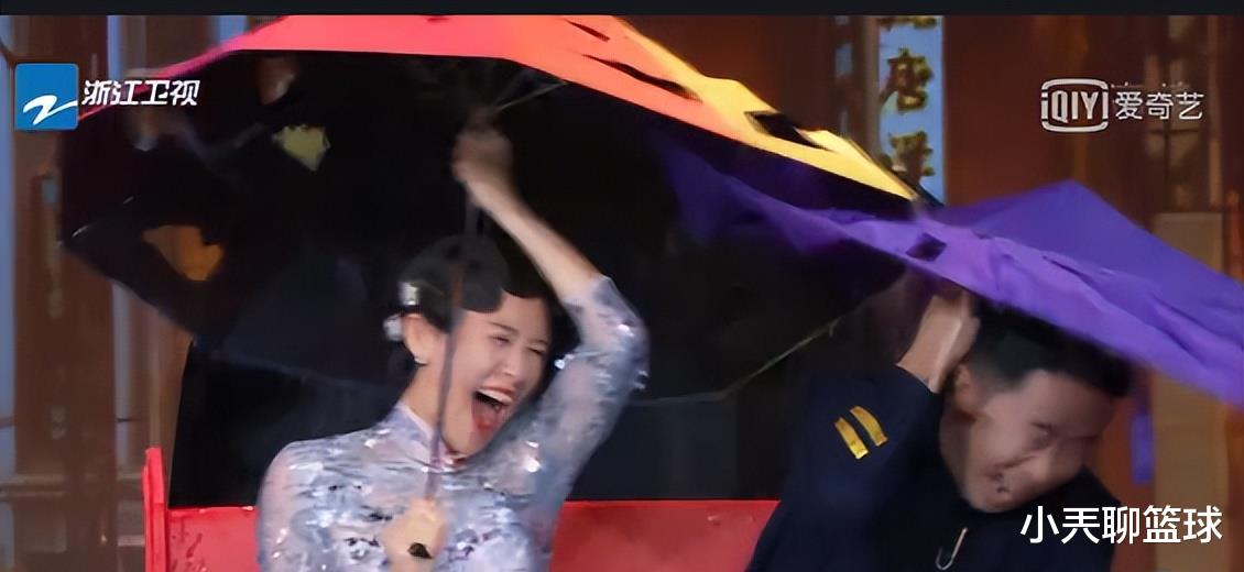 贾玲|43岁的章子怡看着“模仿”她的关晓彤，仿佛是在看25岁时的自己