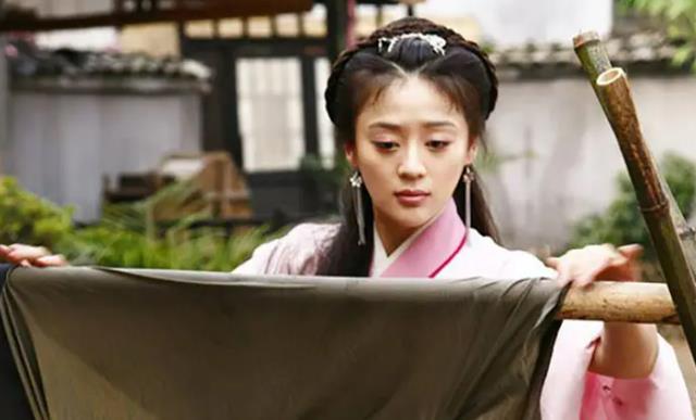 于正|曾因颜值被嘲，离开于正戏路坎坷，现撞脸网红，袁姗姗怎么了？