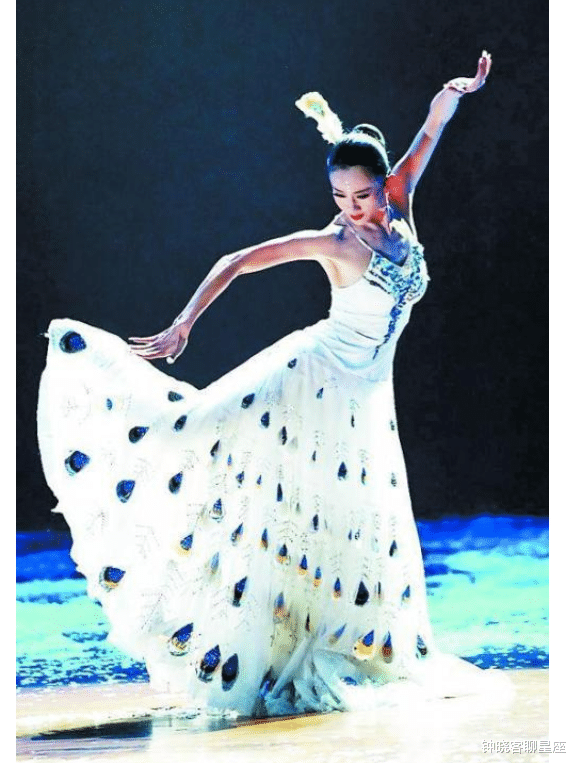 杨丽萍|爆料:63岁杨丽萍与友聚餐惹争议!脚踩座椅头顶小飞鸟,胸前大玉佩太显眼!