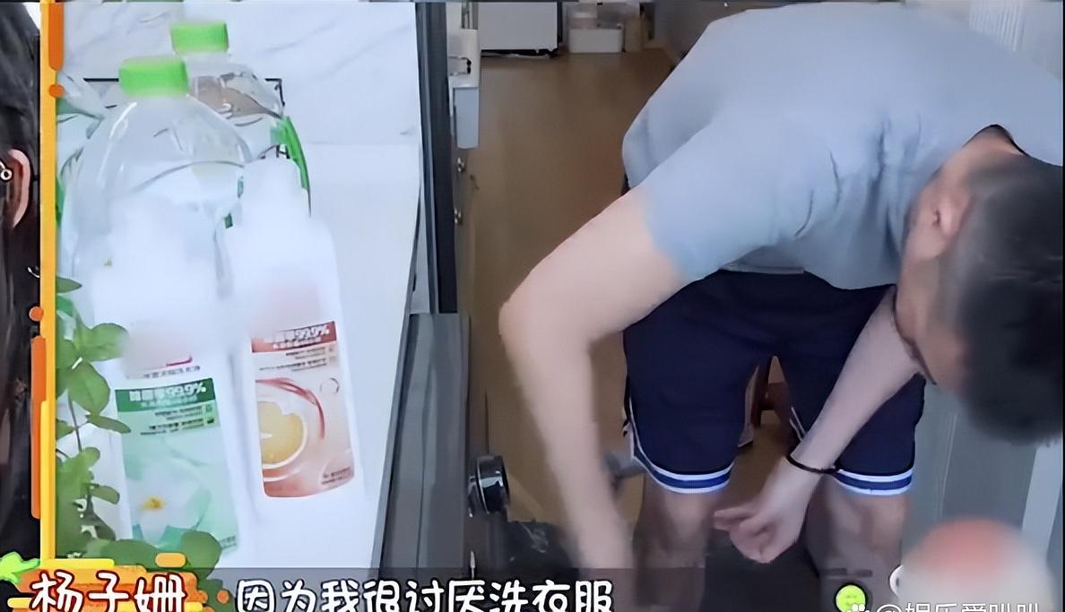 吴中天|妻子赖床，吴中天就把牙刷拿卧室刷！为宠妻一口口替老婆咬肉筋