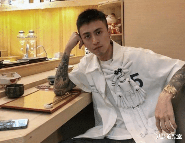 张颖颖|“沪上皇”秦奋身高被嘲，跟球员同框差距明显，网友：有钱就行