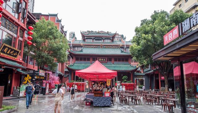 |400多年的长沙火宫殿，摇身变成网红景区，吃喝玩乐让人流连忘返