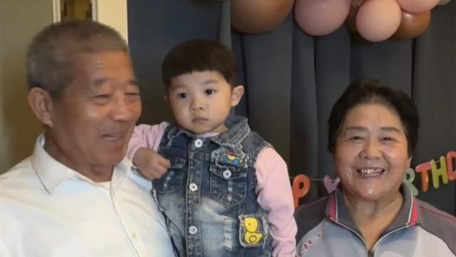 |小天赐3岁生日！71岁爸爸携团队为其庆生，打扮帅气越来越显年轻