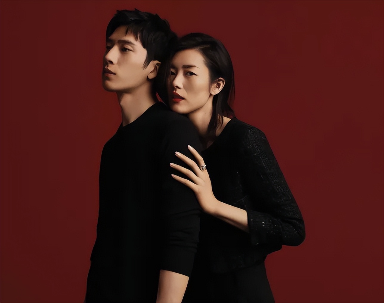 刘雯|恋爱实锤?刘雯深夜现身井柏然所住酒店,一夜未出次日衣服没换