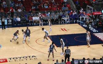 火箭队|82+28+17！火箭四新星爆发仍败北，塞拉斯“4次换人”揭真因