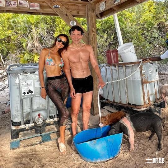 姚晨|俄罗斯超模伊莲娜与前任甜蜜合影疑似复合，两人同喂小猪笑得灿烂