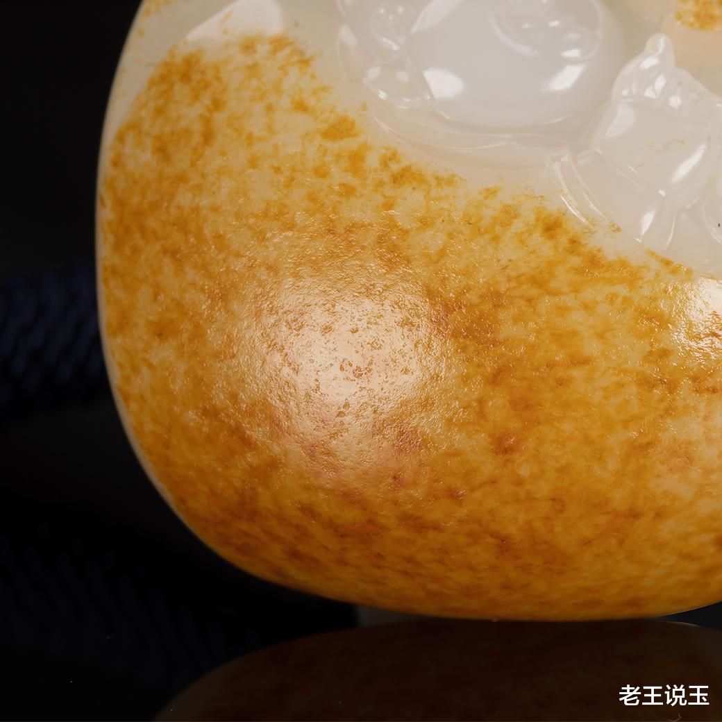 和田玉籽料|侯晓锋玉雕:和田玉籽料黄金皮弥勒佛玉牌收藏级
