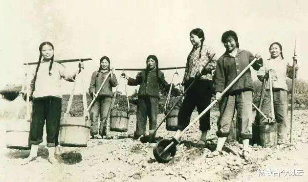 1988年山东农妇登基称帝,面对踹门而入的警察,还怀抱着一年轻男子