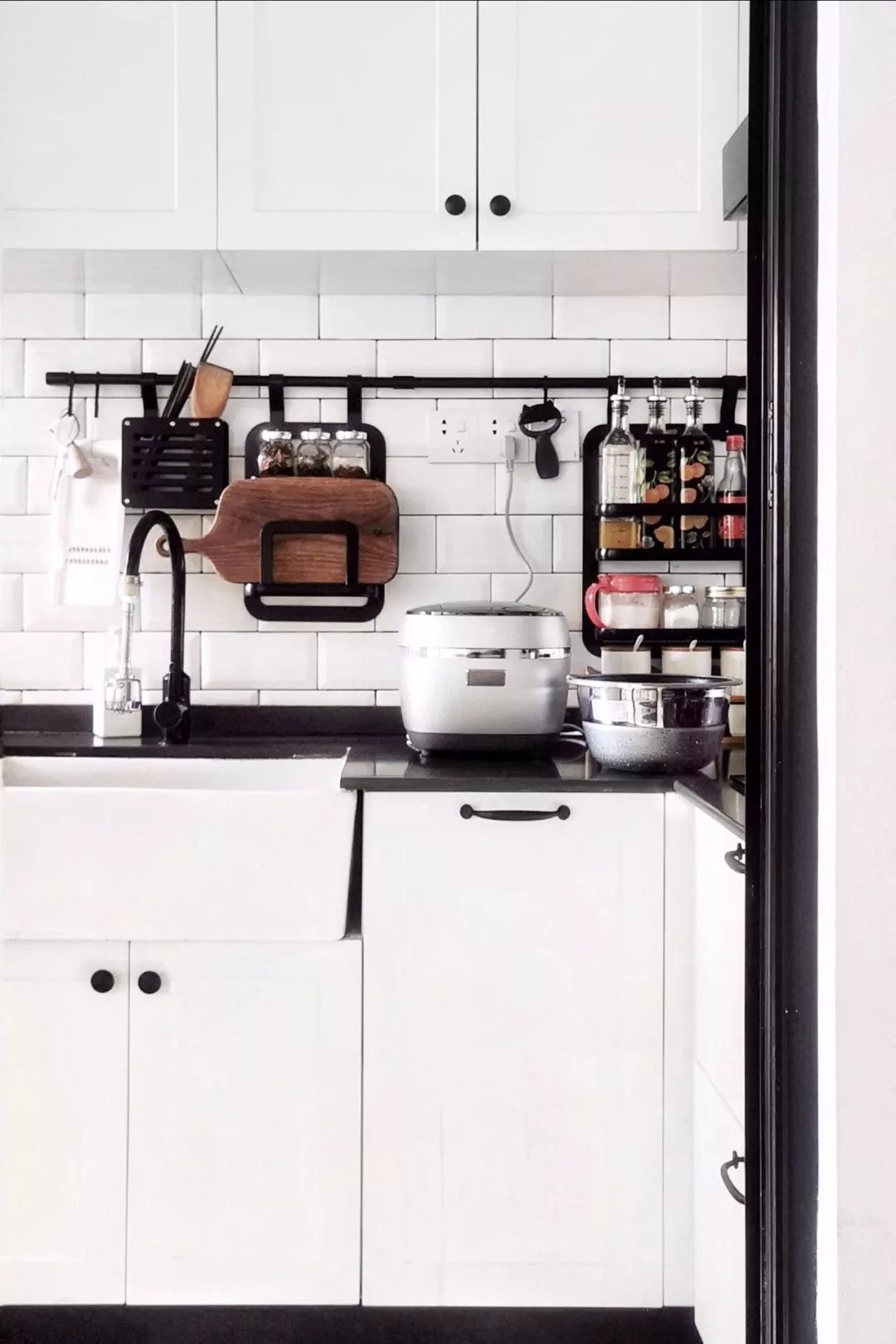 再小的厨房,装上收纳挂架,都会方便不少!