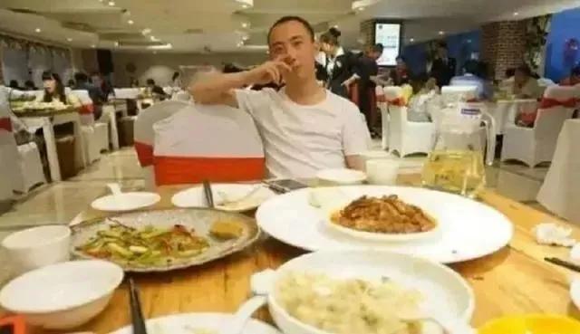 冯巩|64岁冯巩:最大的心病是34岁的儿子,退出春晚,人生也精彩