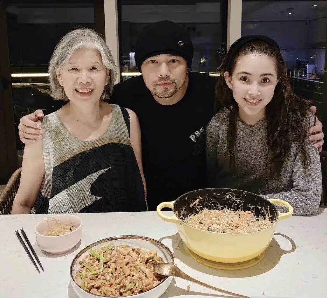 周杰伦|周杰伦庆祝与昆凌结婚七周年，晒妻子美照，凡尔赛式秀恩爱