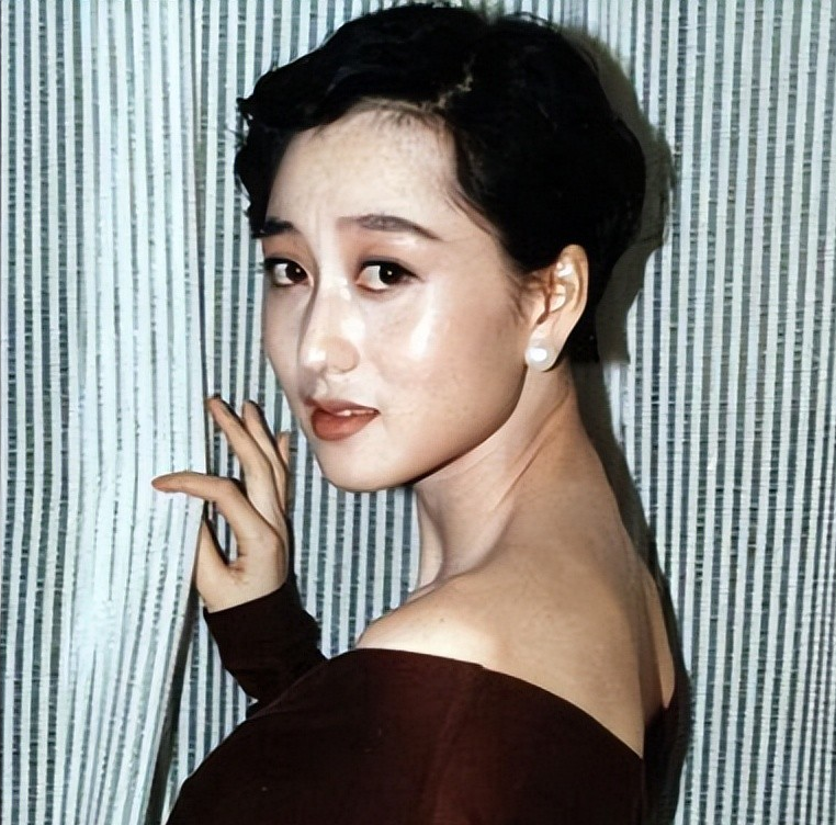 李连杰|李连杰大女儿李思近况，她对自己的父亲恨之入骨，34岁仍旧未婚