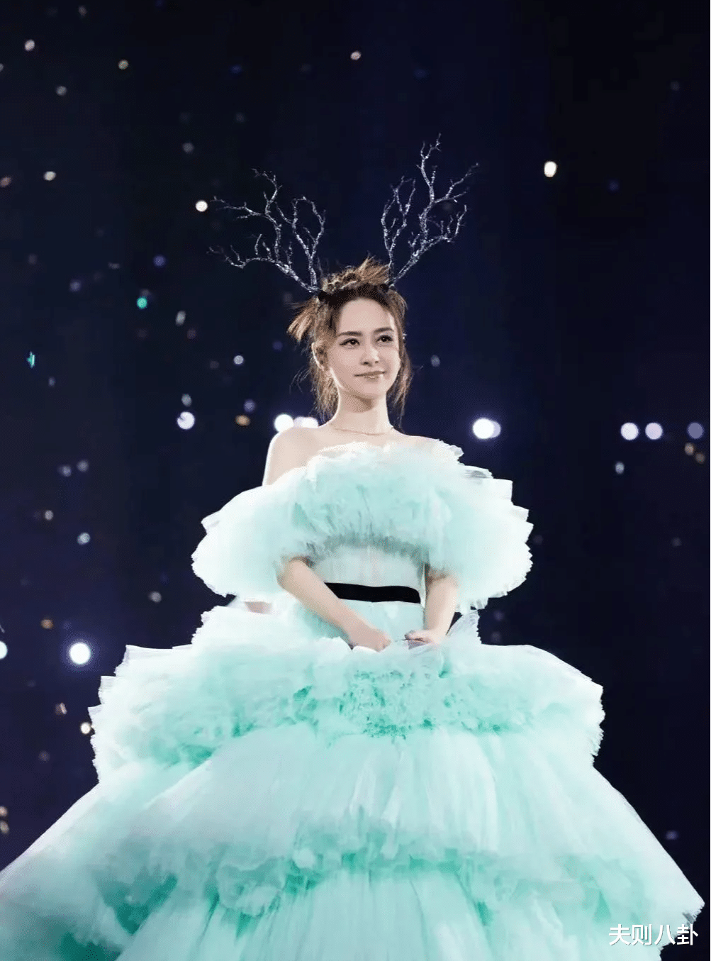 沈月|腿有缺陷的女星走红毯有多尴尬?花样百出,给人看笑了!