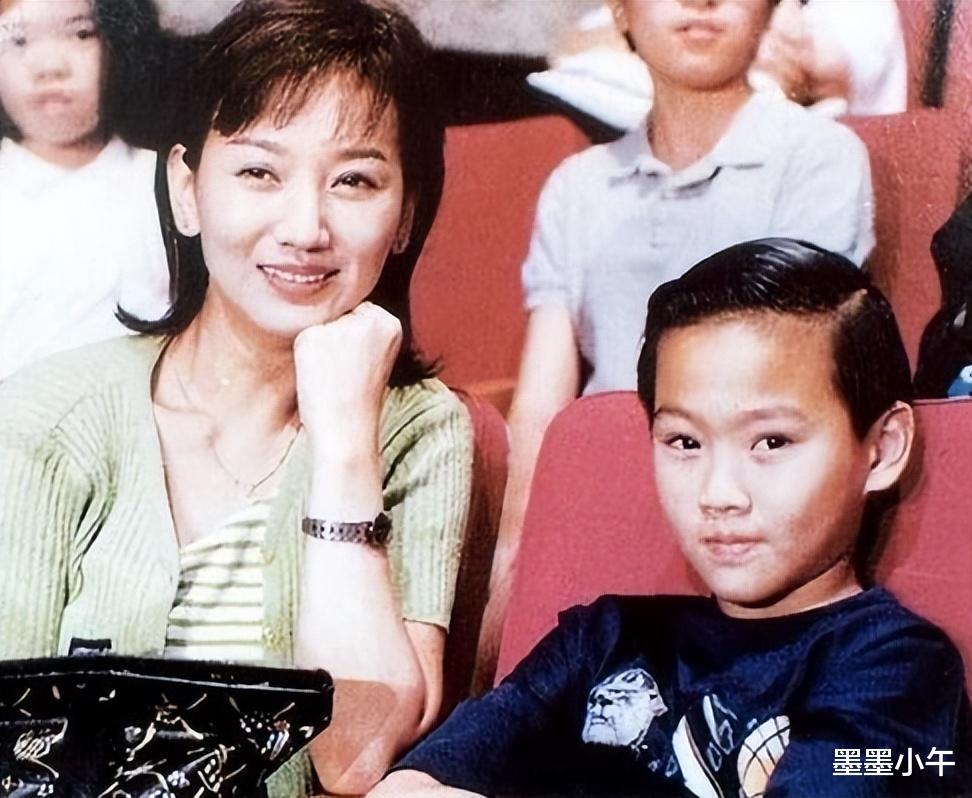 赵雅芝|赵雅芝:带两个儿子再婚被宠成公主,幸福背后没你想得那么简单