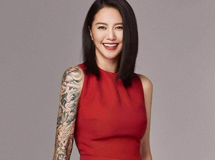 春晚|春晚奇葩出圈合集:马凡舒的敬酒服,张小斐的妆发,谭维维的遮瑕