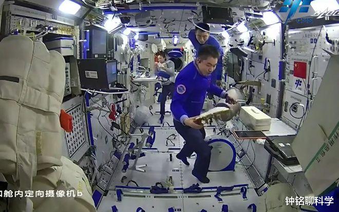 “喝再生水有点膈应”!航天员每人每天喝4.4L水,水从哪里来?