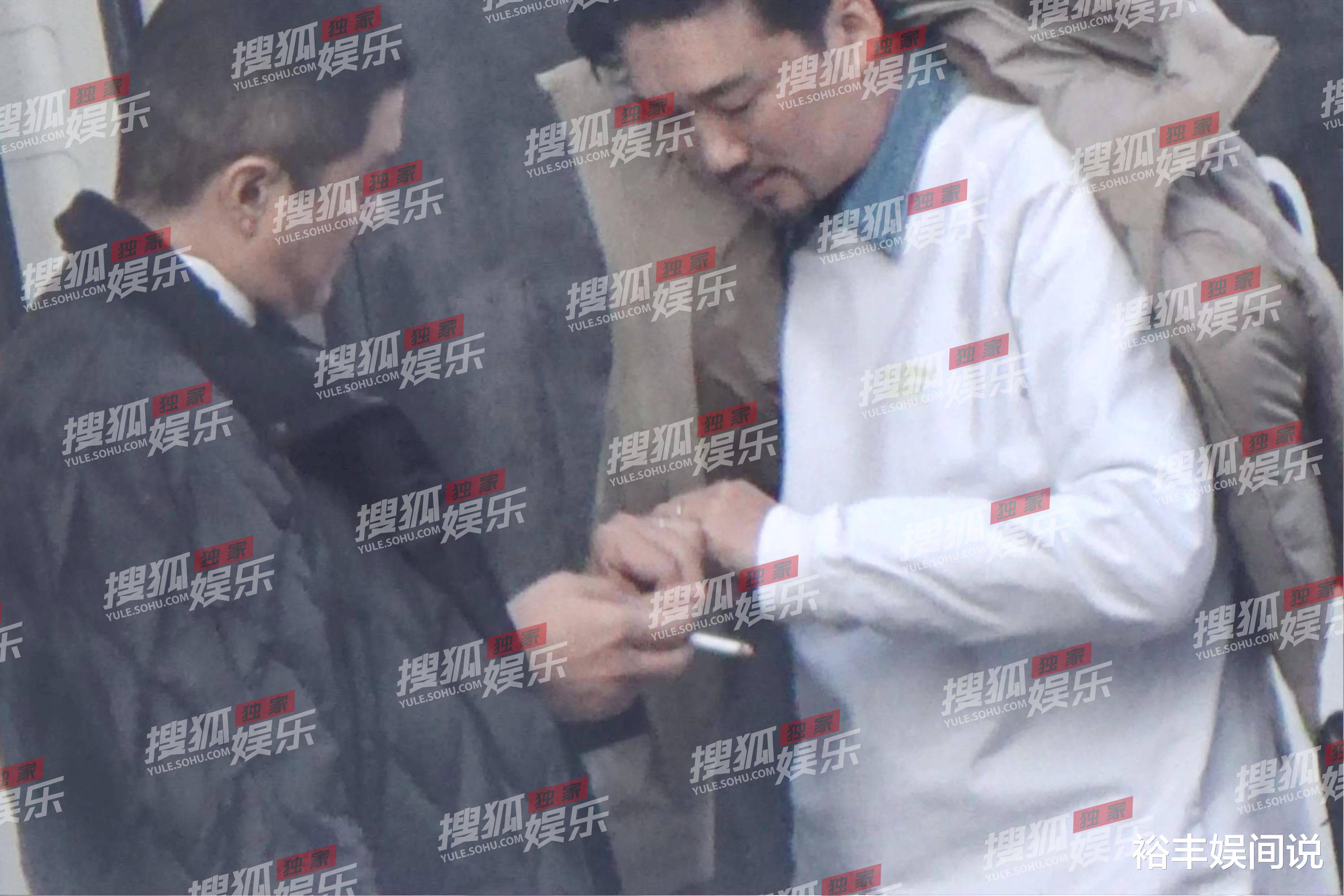 李亚鹏|李亚鹏好事将近？疑似携小19岁女友拍婚纱照，穿西服打领结戴戒指