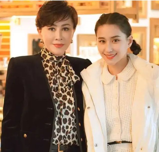 何超莲|何超莲疑似怀孕,小腹隆起被指怀了四个月,曝与窦骁早已领证