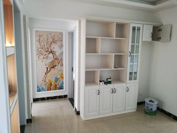 穷装的新房完工，就差家具了，朋友都劝我赶紧撕掉电视墙壁纸