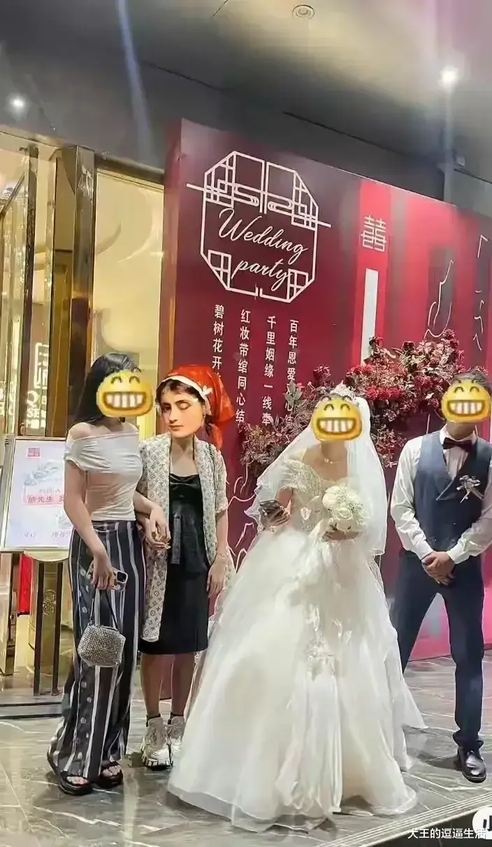 女子2人偶遇婚宴,干脆随礼200元,吃席去!新郎新娘欣然同意,还邀两人一起去KTV唱歌