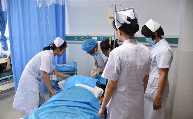 纪实:女孩喝农药,抢救无效去世,家属到医院闹事,逼副院长跳楼