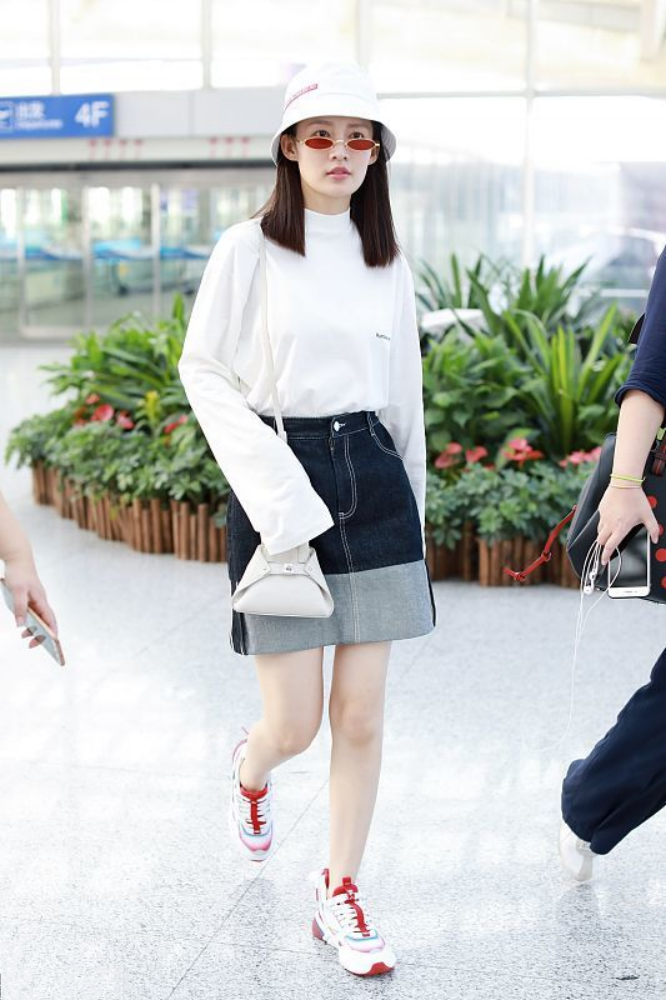 李沁|李沁的气质不是一般的好,穿简单的白色卫衣都好看,不像31岁的人