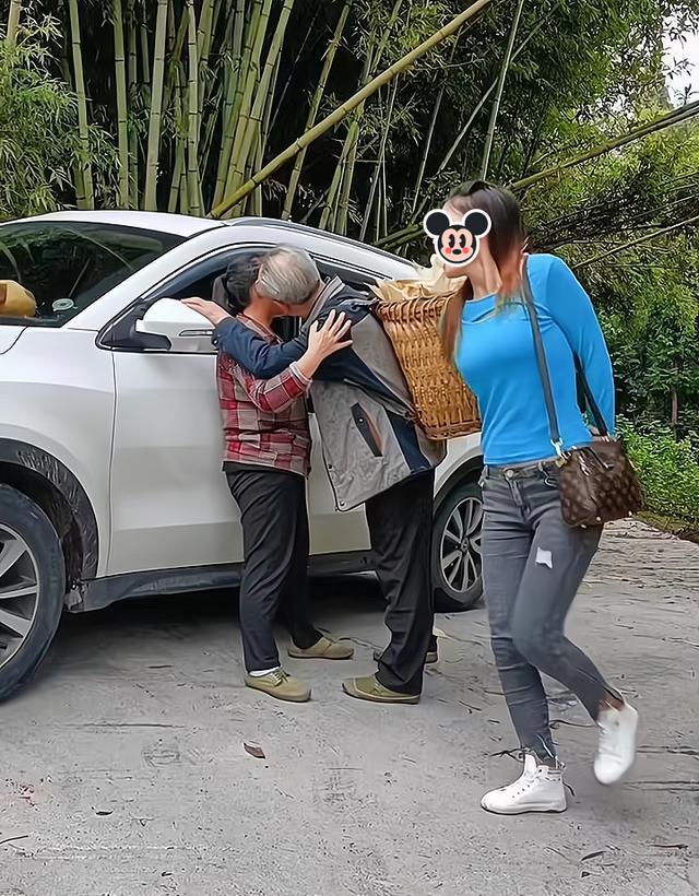 两位老人在路边相拥被一女子指责不正经,老人解释:我们合法的