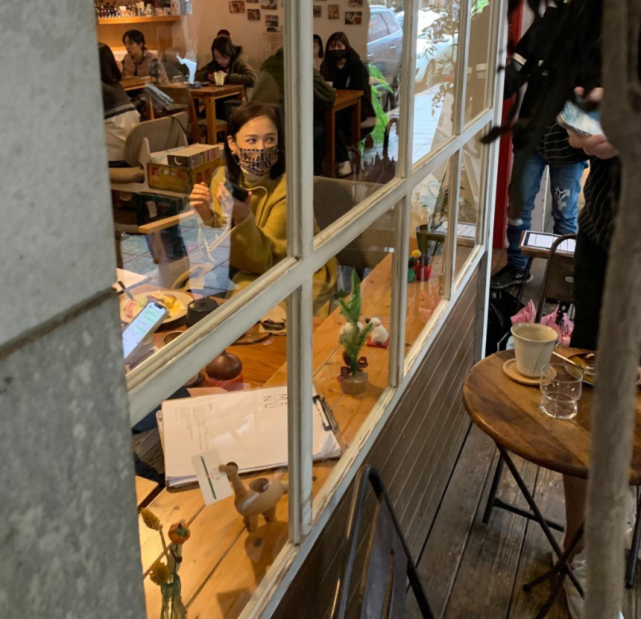 陈乔恩|陈乔恩现身男友画展，和Alan一起比心，与众好友合影像个女主人