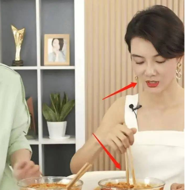 何洁|何洁直播带货不肯吃螃蟹,场面十分尴尬,网友: 想赚钱,就努力工作