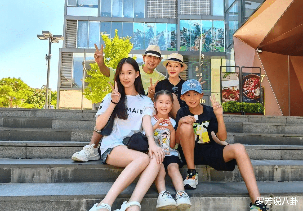 赵文卓|赵文卓的全家福！50岁的他，早前罕见携42岁老婆以及3个儿女一起出游！其乐融融，温馨又幸福！