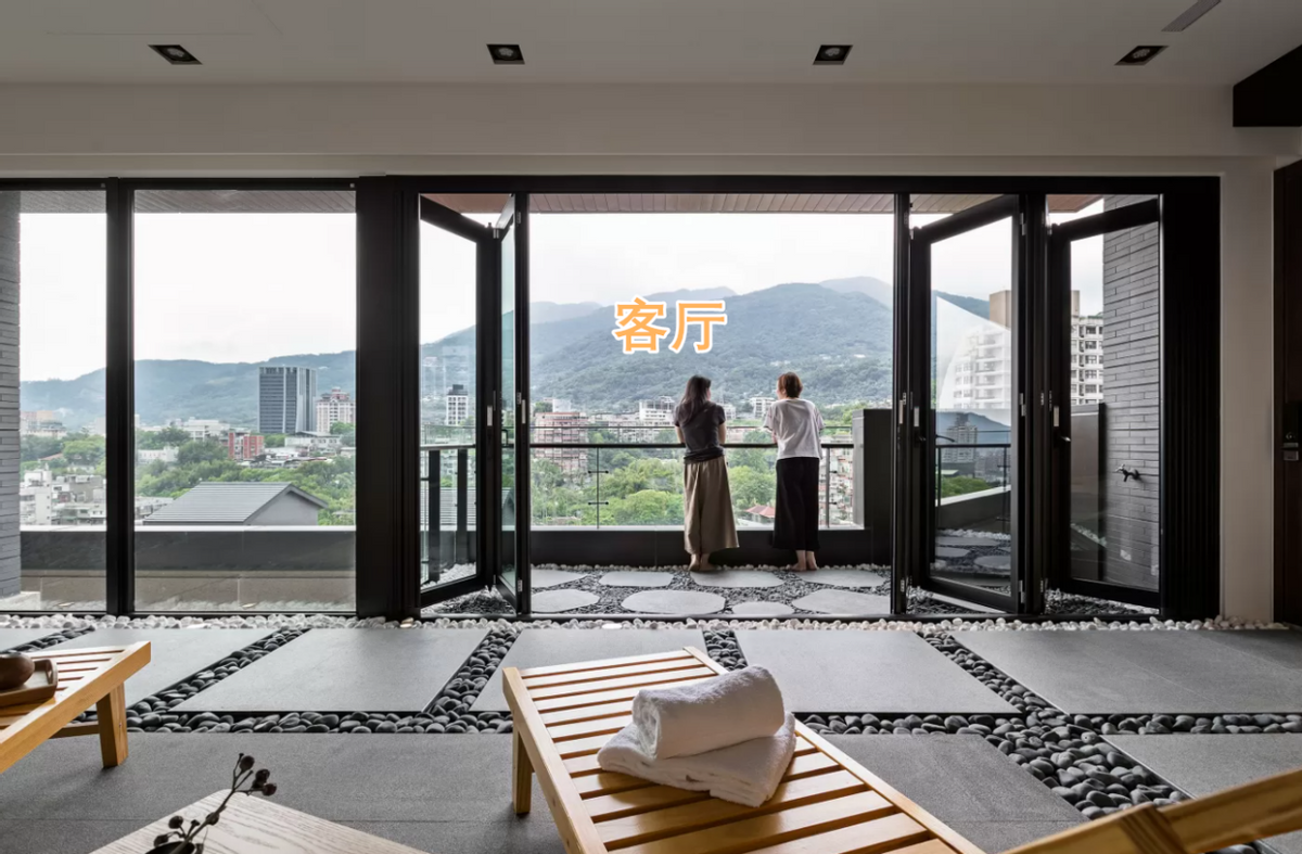 客厅不铺木地板,改通铺石砖,填充鹅卵石,没院子也能有室内景观